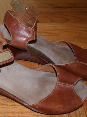 Taos Women's sandals size 39 cork sole